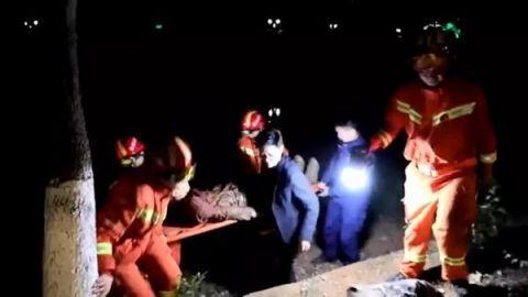 光明网■大冷天，男子酒后上厕所，不料滑入泥潭无法脱身，浸泡半小时……隔着屏幕都感觉到了冷啊