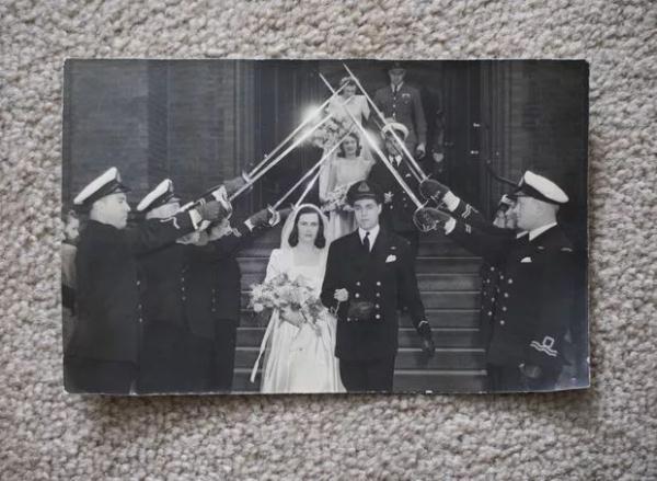 #光明网#他对她一见钟情，6天闪婚，热恋73年，去世前却做出意想不到的决定···