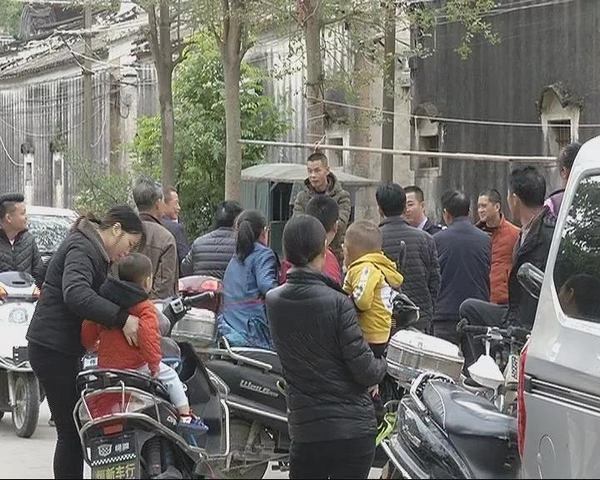 「环球网」山林野猪“越狱”进入民宅，村里炸开锅