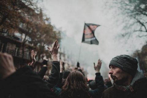 #光明网#法国爆发全国大罢工 反对政府退休制度改革