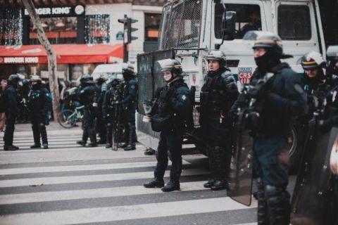 #光明网#法国爆发全国大罢工 反对政府退休制度改革