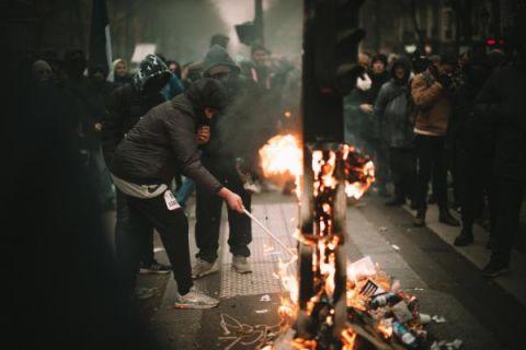 #光明网#法国爆发全国大罢工 反对政府退休制度改革