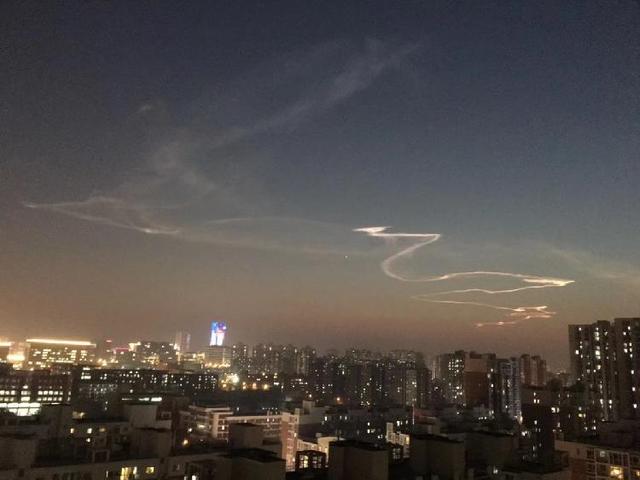「上游新闻」夜读 | 时速600公里高速磁悬浮真车首次亮相 | 北京傍晚天空现“龙状祥云”
