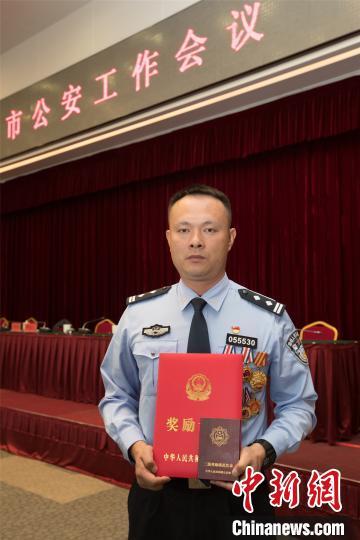 「中国新闻网」特警邹路遥：“勇敢，是心怀畏惧却仍然向前”
