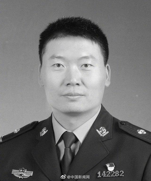 环球网■民警在传唤嫌疑人时遭暴力反抗 昏倒在地后牺牲