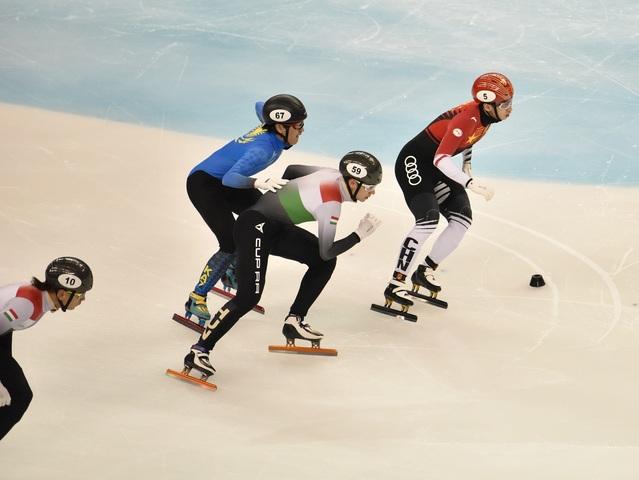 「中青在线」短道速滑世界杯上海站武大靖带伤拼下一银