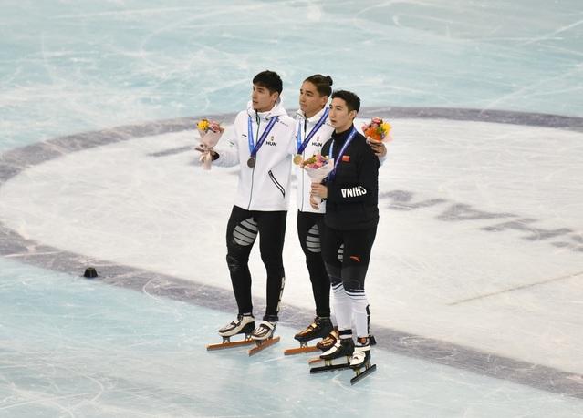「中青在线」短道速滑世界杯上海站武大靖带伤拼下一银