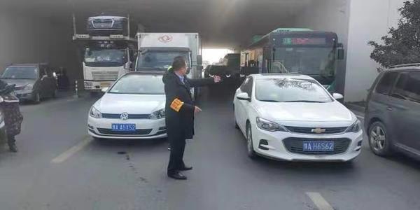 大河网：车流中他们鏖战5小时 只为义务保通
