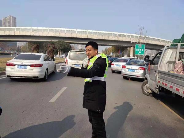 大河网：车流中他们鏖战5小时 只为义务保通