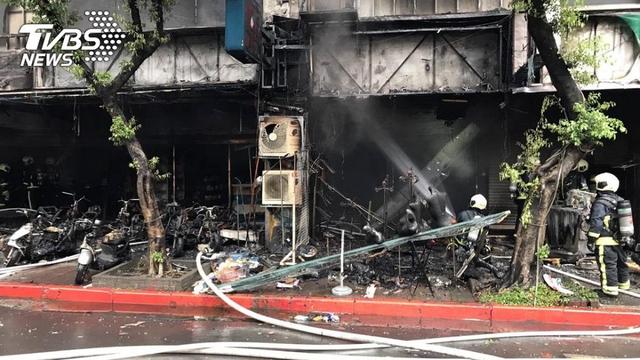 「环球网」台北一大楼发生火灾 500名民众被疏散 疑似有人蓄意纵火