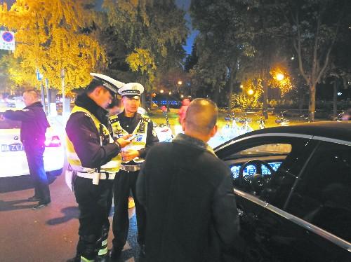 「光明网」交警集中整治夜间违禁鸣号