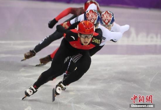 [环球网]发生碰撞！短道速滑世界杯上海站 武大靖遗憾摘银