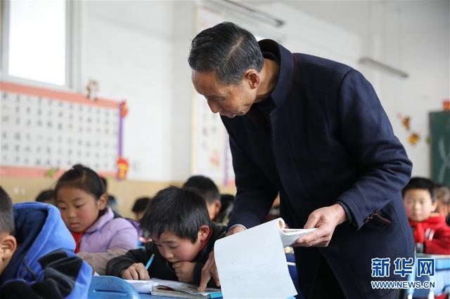 #新华网#乡村三尺讲台 四十年坚守
