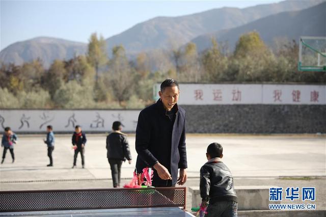 #新华网#乡村三尺讲台 四十年坚守