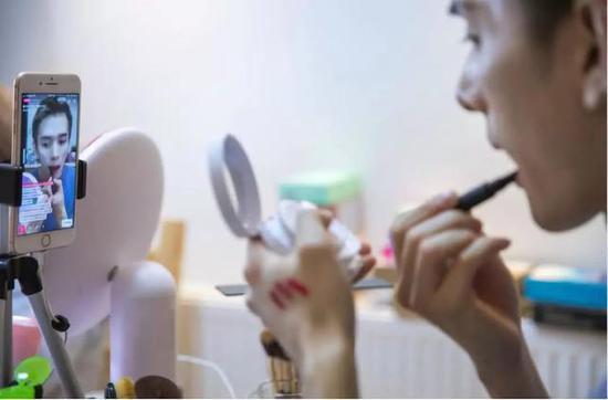 中国经济网■处在市场风口的李佳琦 如今站在了命运的十字路口