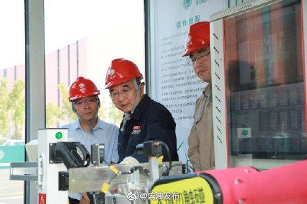 「光明网」滨海新区智慧机器人能帮公交车充电