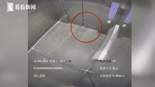 [看看新闻]为了赶时间送餐 外卖小哥一个动作差点弄坏整部电梯