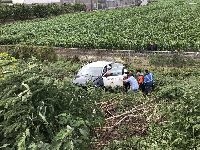 看看新闻■警车押送通缉犯 竟失控翻下高速公路