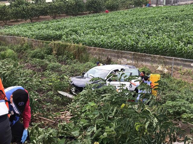 看看新闻■警车押送通缉犯 竟失控翻下高速公路