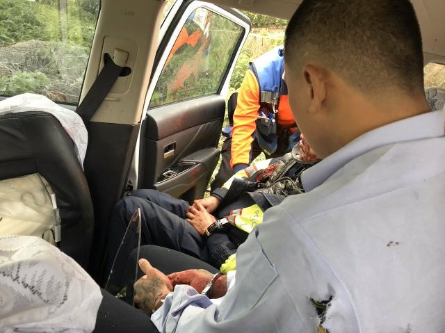看看新闻■警车押送通缉犯 竟失控翻下高速公路