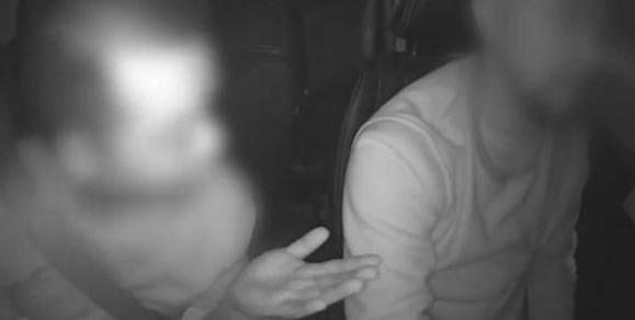 #光明网#醉酒男子乘车途中拉扯司机，司机紧急刹车不慎引发车祸