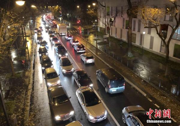 中国网：法国大罢工持续 巴黎火车站大批列车停运
