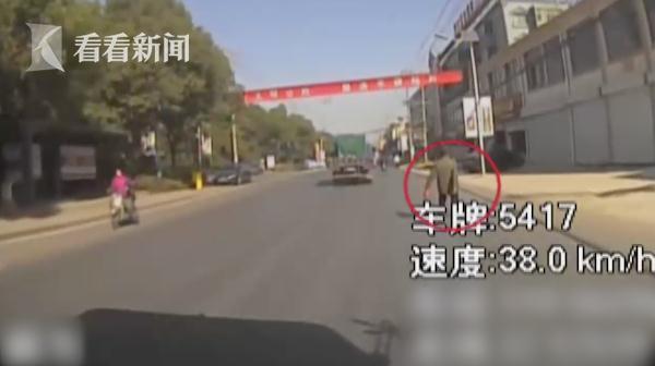 光明网■老人摔倒乘客劝阻 公交司机果断下车：该扶还得扶