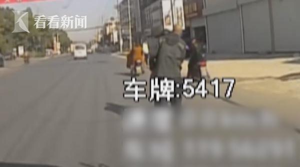 光明网■老人摔倒乘客劝阻 公交司机果断下车：该扶还得扶