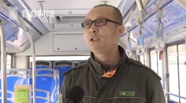 光明网■老人摔倒乘客劝阻 公交司机果断下车：该扶还得扶