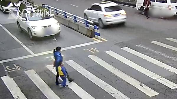 看看新闻■斑马线上被撞倒 小男子汉翻身扶母后怒踹“仇人”一脚