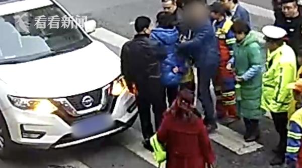 看看新闻■斑马线上被撞倒 小男子汉翻身扶母后怒踹“仇人”一脚