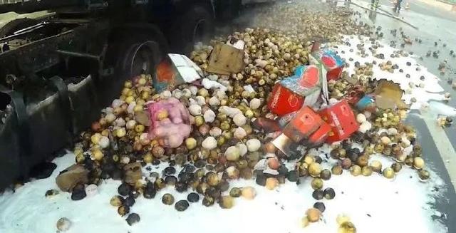 「燕赵都市报」大货车自燃起火，一车苹果变成“烤苹果”