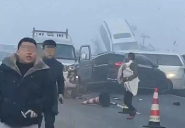 [中国经济网]37车连环追尾车都“起飞”男子抱婴儿逗留急坏路人