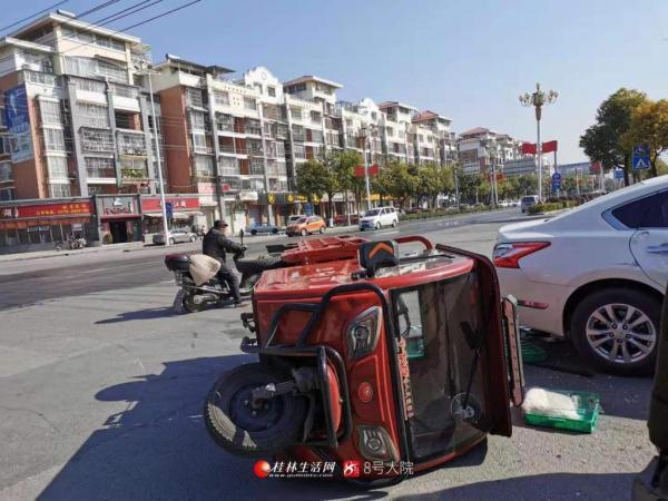 光明网：三轮车与小车相撞，车上的米粉散落一地