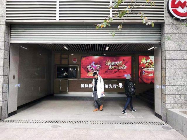 「新闻晨报」昌平路地铁站5号口“红了”，最近总有人停下脚步围观