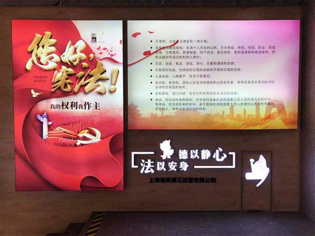 「新闻晨报」昌平路地铁站5号口“红了”，最近总有人停下脚步围观
