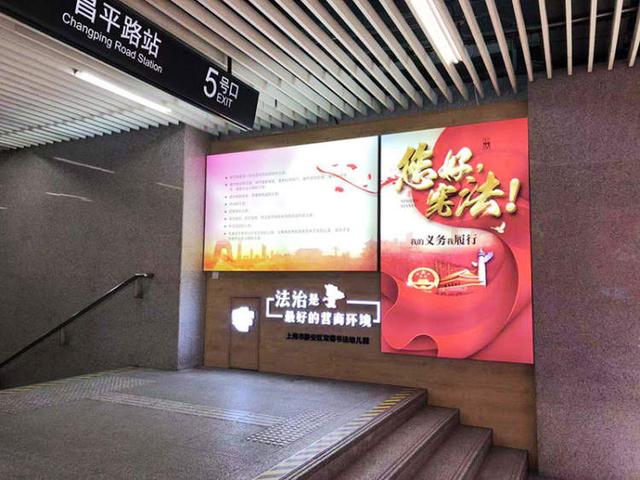 「新闻晨报」昌平路地铁站5号口“红了”，最近总有人停下脚步围观