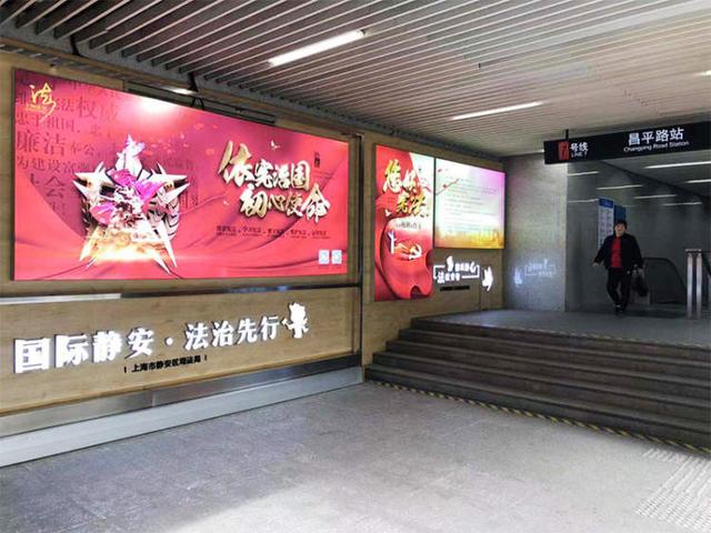 「新闻晨报」昌平路地铁站5号口“红了”，最近总有人停下脚步围观