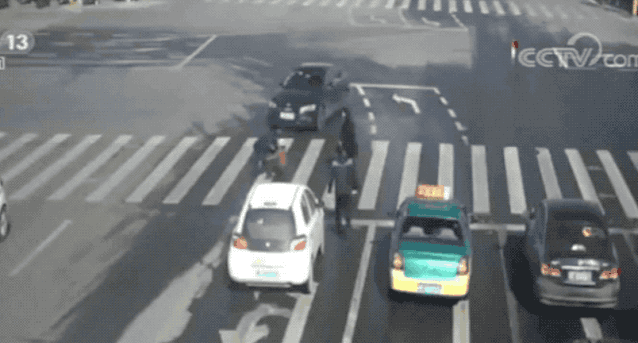 中国经济网@在马路中央，他给了她一个“公主抱”