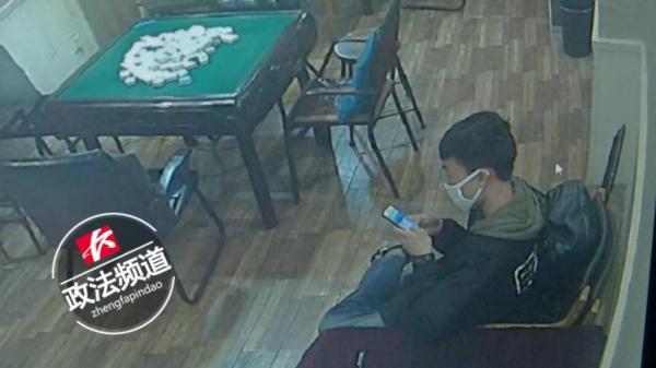 光明网■心真大！四人围桌打麻将打得“入神”，小偷大摇大摆撬锁作案