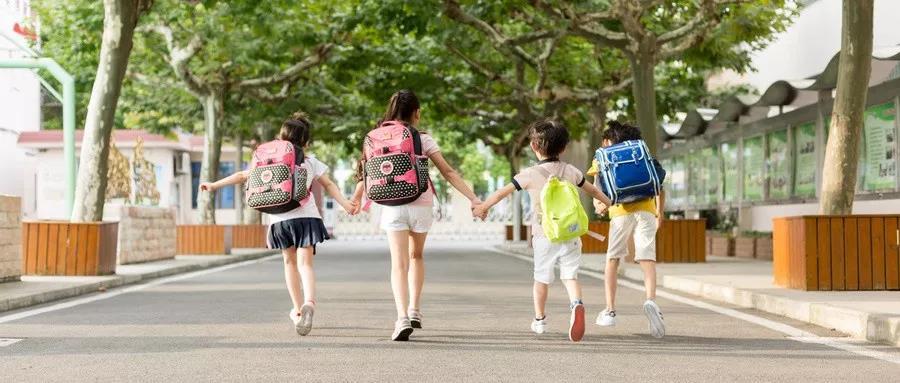 「每日经济新闻」“女生喜欢的男生什么样？有钱！”这本中学手册引众怒，编写者为超声科医生