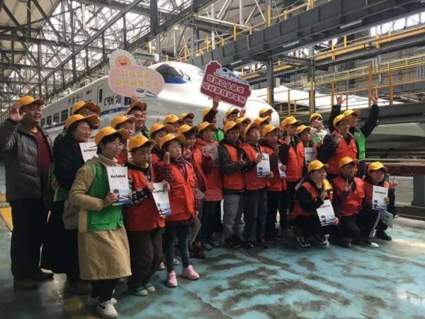 光明网■教室“搬”到铁路上！研学团探秘高铁动车所