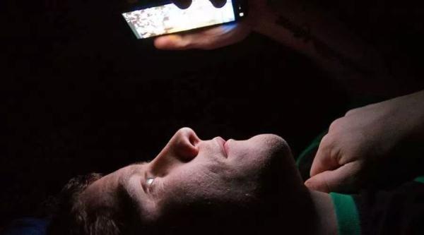 「光明网」睡前玩手机致盲 黑暗中眼睛受了多大伤？