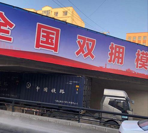 【环球网】男子躺在出租车前，的哥连喊7声“爹”！原因出乎所有人意料