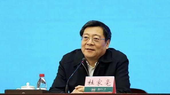 【政事儿】省委书记给600多位“90后”“00后”作报告：人家“富二代”都在拼命奋斗，你有什么理由不奋斗？