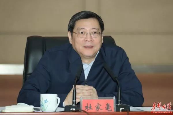 【政事儿】省委书记给600多位“90后”“00后”作报告：人家“富二代”都在拼命奋斗，你有什么理由不奋斗？
