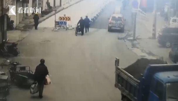 看看新闻：一瓶茅台398元？男子包里装满烟酒 民警一问他慌了