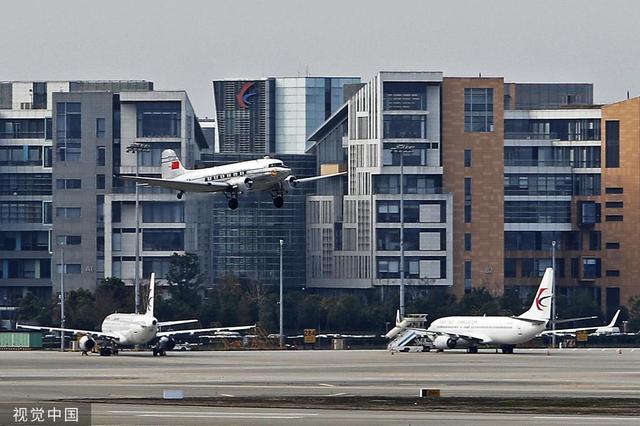 环球网：DC-3顺利到达大兴机场 两航起义纪念飞行圆满完成