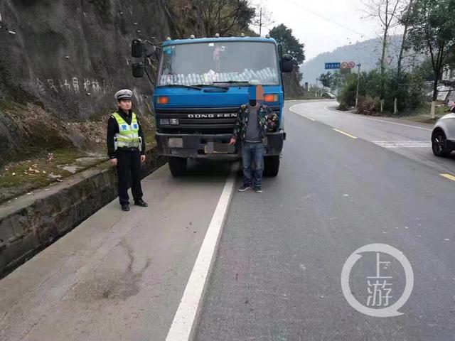 「上游新闻」被扣了111分！他还敢开车上路