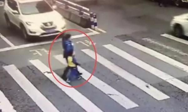 「光明网」揪心！母子俩斑马线上被撞飞，小男孩爬起先扶妈妈，后来的反应让人惊讶……